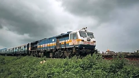 Loco pilot averts disaster on Banaras-Mumbai LTT Express Tuesday night