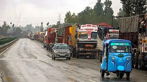 Nonstop rain shuts Jammu Srinagar highway, over 600 vehicles stuck