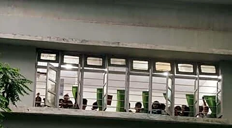 Mumbai schoolchildren in Dadar wave at CJP protesters, clip resonates
