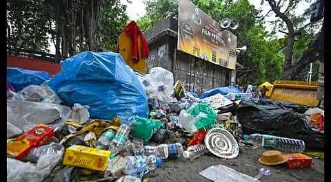 Protests leave overflowing bin, block cleanup at Delhi's Jantar Mantar