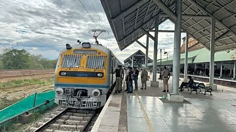 Heavy rain closes Srinagar-Jammu National Highway, trains evacuate 1,500 tourists