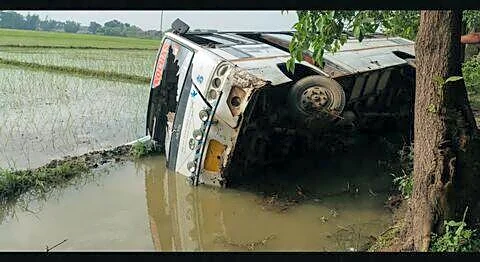 Villagers rescue students from DPS bus overturned in Rohtas, Bihar