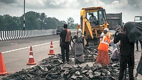 Kanpur-Lucknow Expressway near Korari in Unnao caves after incessant rain