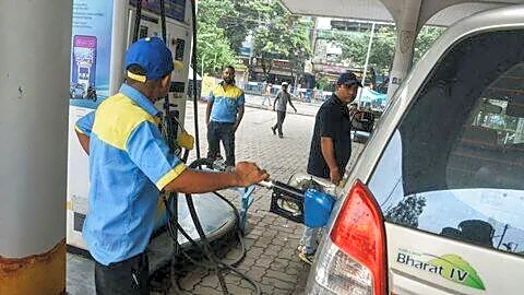 Fuel prices in major Indian cities steady despite crude decline