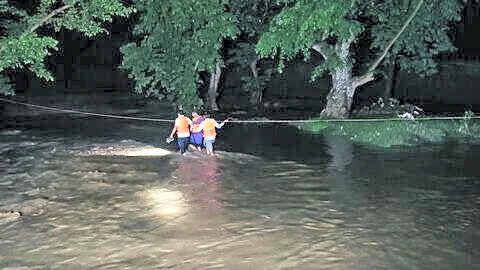 Four picnickers stranded overnight at Handikundi near Khandwa Madhya Pradesh