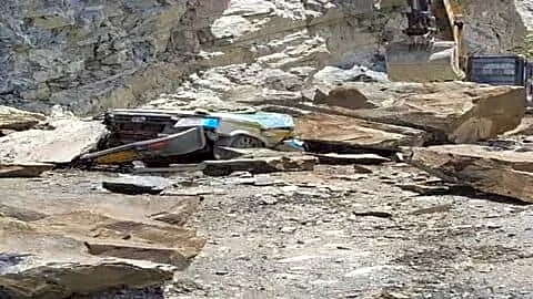 Himachal Pradesh hit by heavy rain, 102 roads closed
