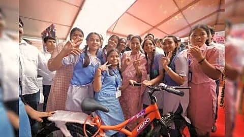 Delhi launches Vidya Vahini free bicycles for schoolgirls' commutes
