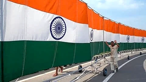 Baghpat devotees carry 251-foot tricolor kanwar honoring martyrs at Haridwar
