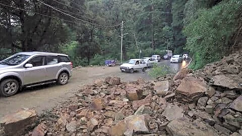 Monsoon batters Himachal Pradesh, 124 roads blocked, power cut