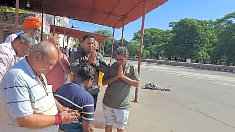 Brother Mahendra performs last rites for Shivcharan Ram Ratan Gupta