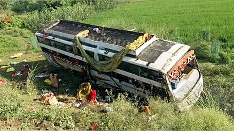 Bus carrying 73 Kanwariyas overturns near Uchholiya gurdwara, 1 dead