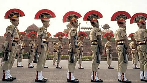 Government awards 301 gallantry medals on Independence Day, honors 1,057