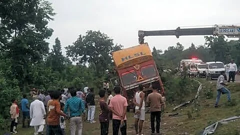 Auto-rickshaw collides head-on with container truck in Latehar, 7 dead