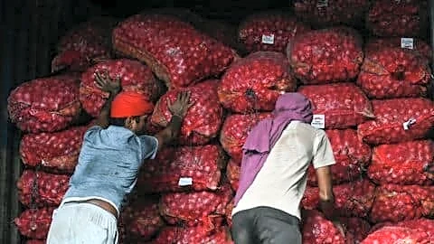 Delhi onion prices hit ₹48 per kg as buyers queue