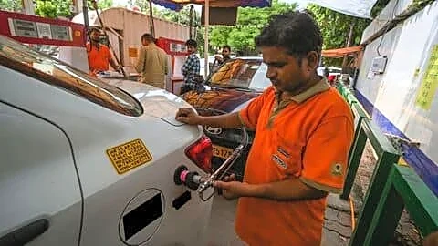 Fuel prices unchanged September 2 in Mumbai and Delhi