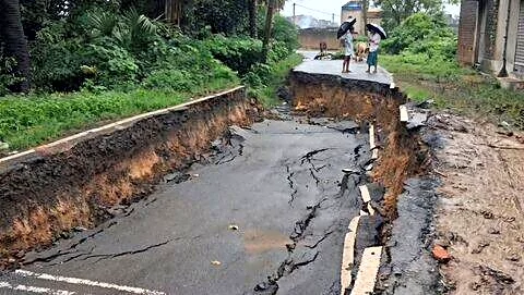 Heavy overnight rain collapses West Bardhaman road in West Bengal