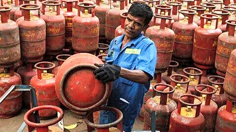 India's LPG use falls 16% as government pushes PNG transition