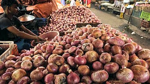 Unseasonal rains and heat drive India's onion prices to ₹32-82/kg