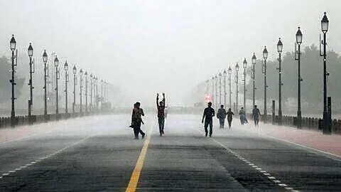 Strong rains and winds drench Delhi-NCR, disrupt airport access