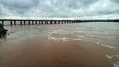 Family of 4 jumped into Godavari river from Chinchinada bridge