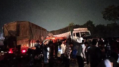 Pune-Bengaluru crash near Jambhulwadi leaves 2 dead, 12 injured