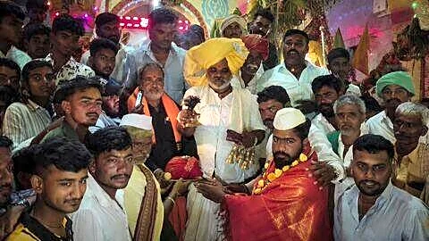 Lakshmana Kurani bids ₹8L+1 for sacred coconut at Malingaraya Jatre