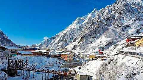 Early snowfall and heavy rain disrupt travel across northern India