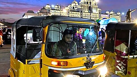Ponnam Prabhakar announces Telangana auto fares: ₹30 minimum, 11pm-5am 1.5x