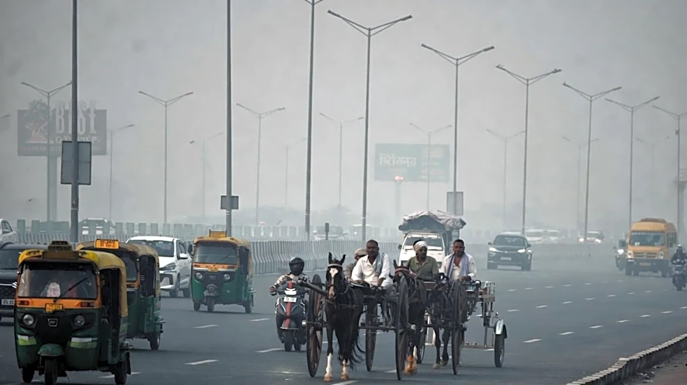 Smog returns to Delhi; AQI slips to 'poor' category
