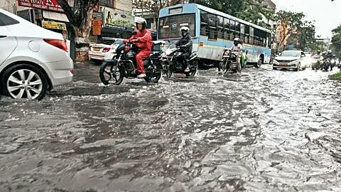 Heavy downpour floods Coimbatore, leaves streets waterlogged and schools closed