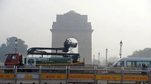 Delhi AQI at 160, stays in moderate range Monday