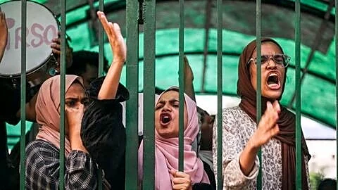 Authorities ban campus gatherings after talks fail, 100 students remain