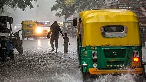 Delhi under yellow alert as IMD predicts rain AQI 363