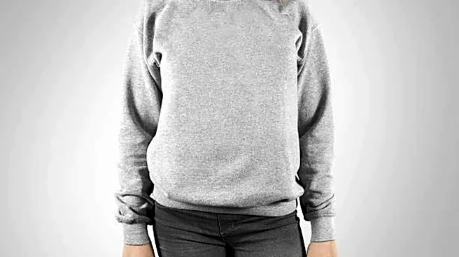 Sweatshirt + straight-fit jeans: The perfect winter combo