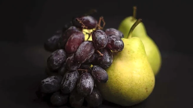 Black grapes v/s pears: Which is better for you?