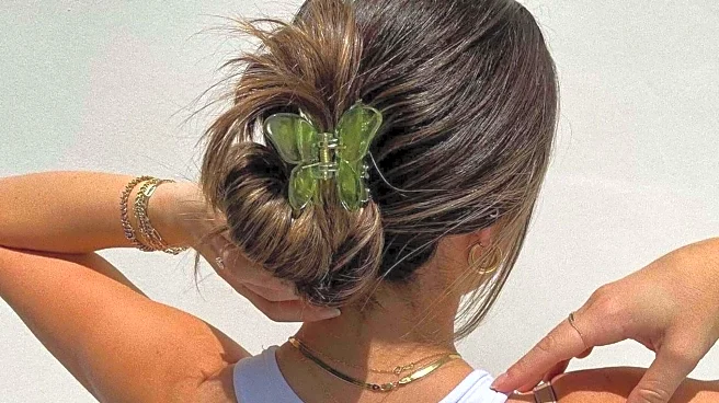 Busy office day? These claw clip hairstyles are for you