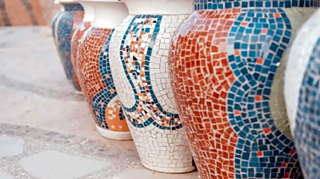 This is how you can create mosaic jars at home