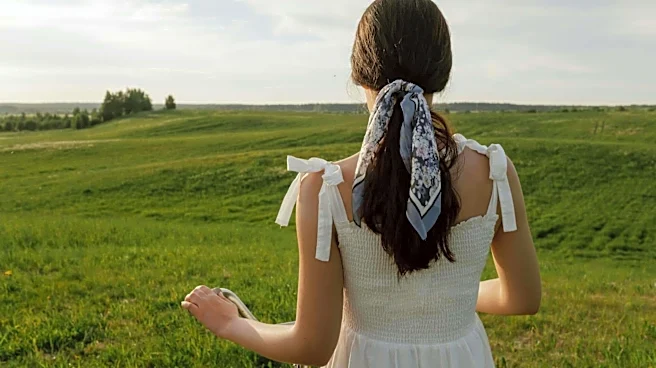 These scarf hairstyles will brighten up any outfit