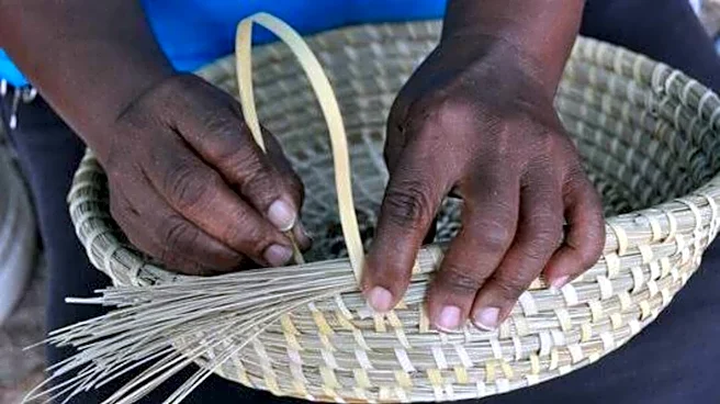 How to weave baskets using wild grass