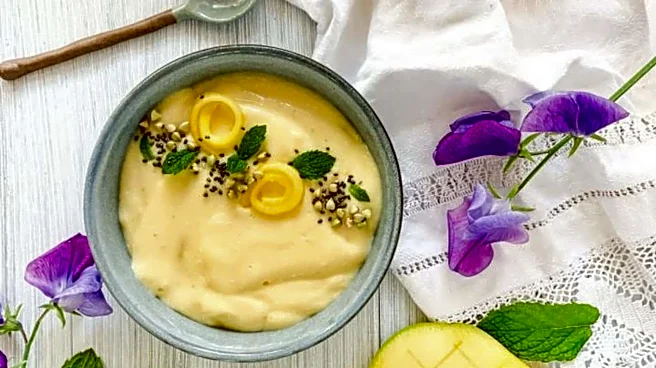 Quick and refreshing: Mango mint smoothie bowl