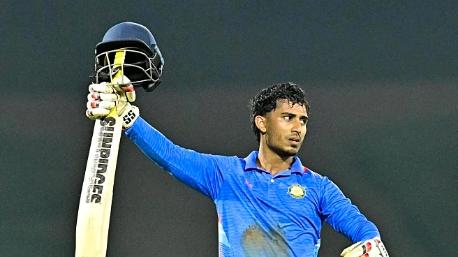 Listing batters with 800-plus runs in a VHT season