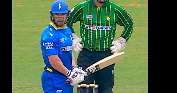 WATCH: Glenn Phillips bats left handed and smashes a six in Super Smash