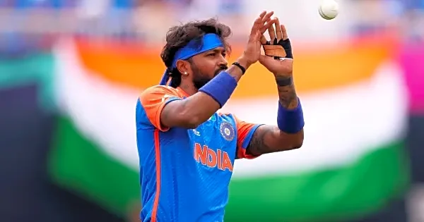 WATCH : Hardik Pandya takes a stunner to dismiss Conway