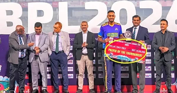 Watch : Embarassing moment for BCB as BPL final cheque of ‘Payler of the tournament’ goes viral