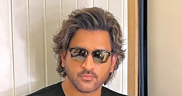 Watch : Fans go crazy as MS Dhoni arrives in Jaipur