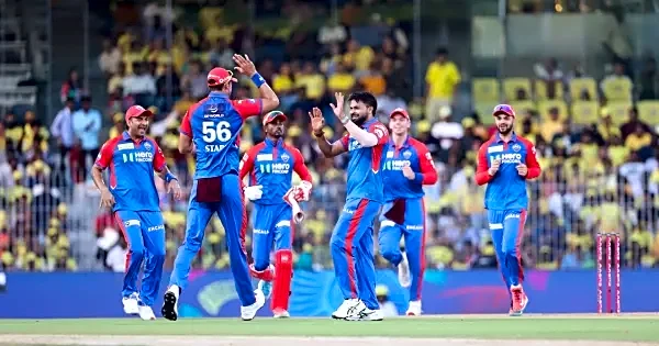 WATCH: Mukesh Kumar stunning catch near boundary to dismiss Sherfane Rutherford in IPL 2026