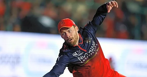 Watch: Phil Salt’s Stunning Catch Steals the Show as Bhuvnesh Kumar and Rasikh Salam restrict LSG for 146