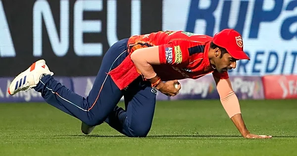Shashank Singh gets injured on head after being struck from a fierce throw by Shreyas Iyer