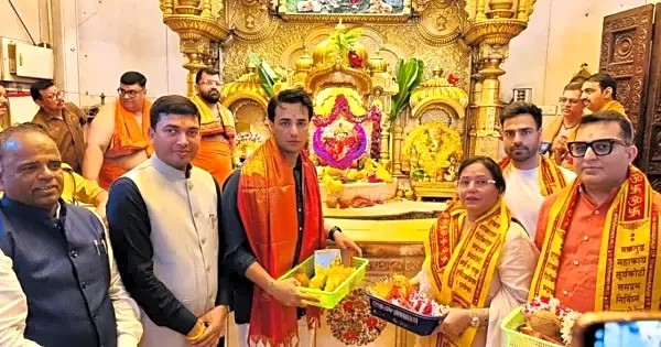 Abhishek Sharma seeks blessings at Shree Siddhivinayak Temple ahead of MI clash