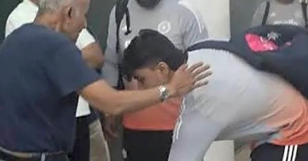 Vaibhav Sooryavanshi touches feet of Sri Lanka's first ever ODI captain Anura Teenekoon; heartwarming video goes viral